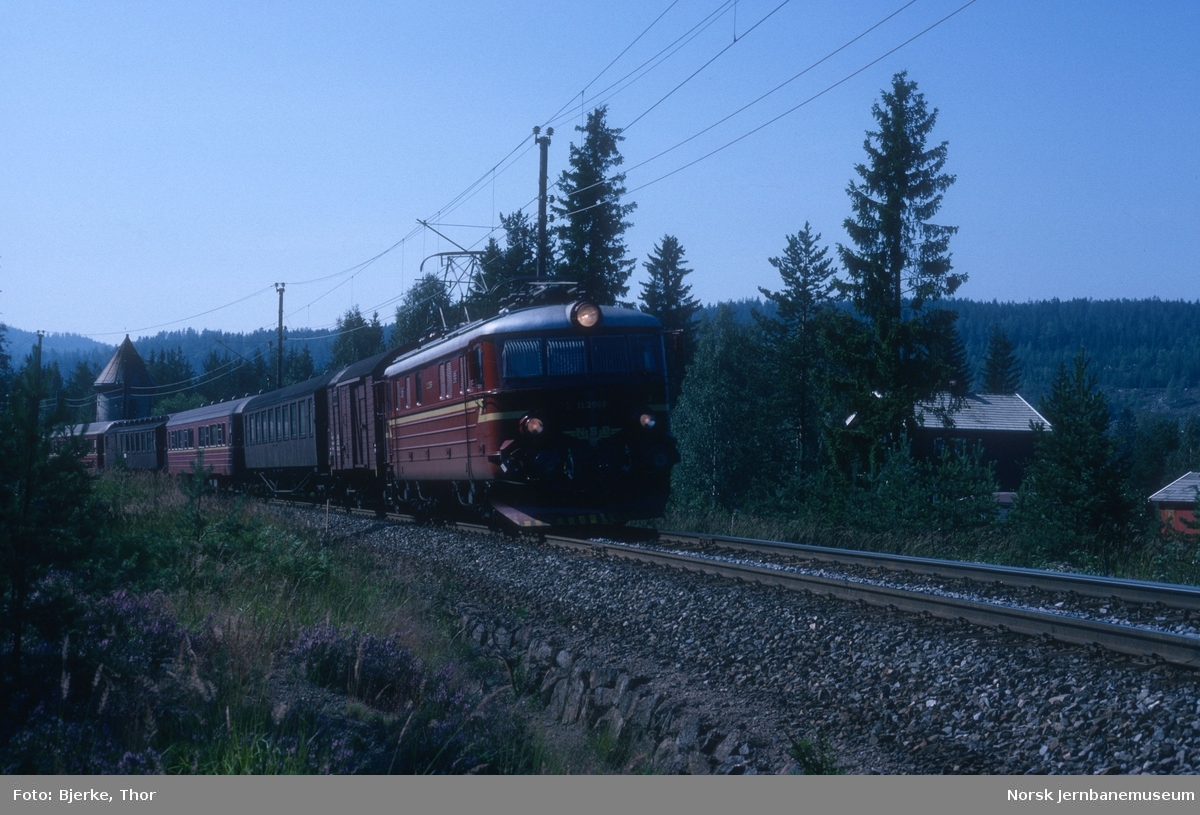Persontog 281 Oslo-Fagernes/Gjøvik ved Stryken, trukket av elektrisk lokomotiv El 11 2096