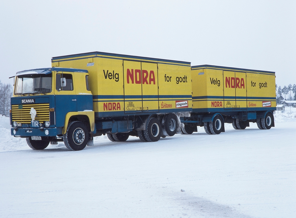 Nora-Sunrose, lastebil med Nora logo, reklame. Lasebileier Hestsveen. Scania FS-37606.