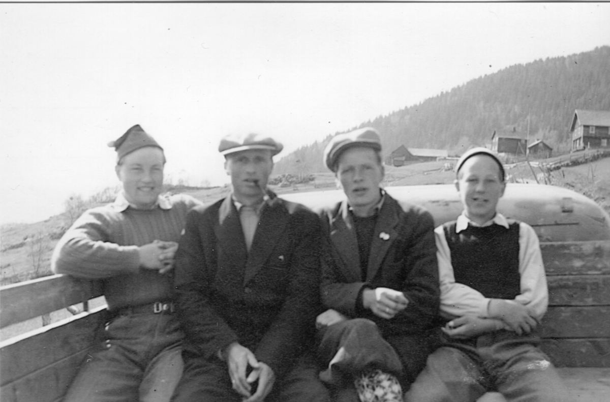 Fire staute karar bak på lasteplanet ca. 1953.Ola Ødegård, Ola Th. Ellestad, Endre Rudi og Oddvar Hovda.