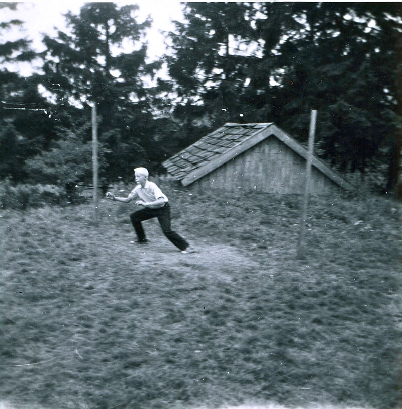Benny Andreasson, sommargäst från Göteborg, står beredd i mål, Hallen 1:4 "Josefs" 1940-tal. I bakgrunden ses gårdens matkällare.