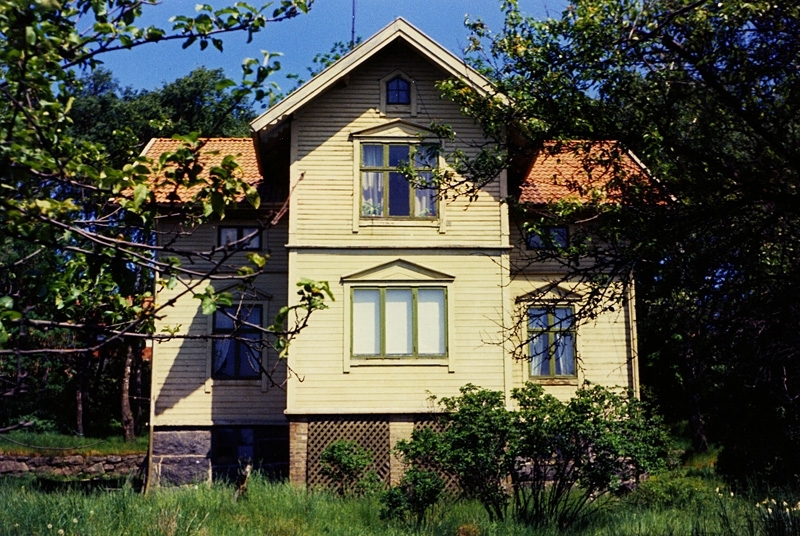 "Nygård" Kållereds Stom 1:3 på Gamla Riksvägen cirka 1970. Boningshus med två lägenheter byggt omkring 1910. Rivet i början av 1970-talet. Johan och Karolina Gustafsson byggde och brukade gården.