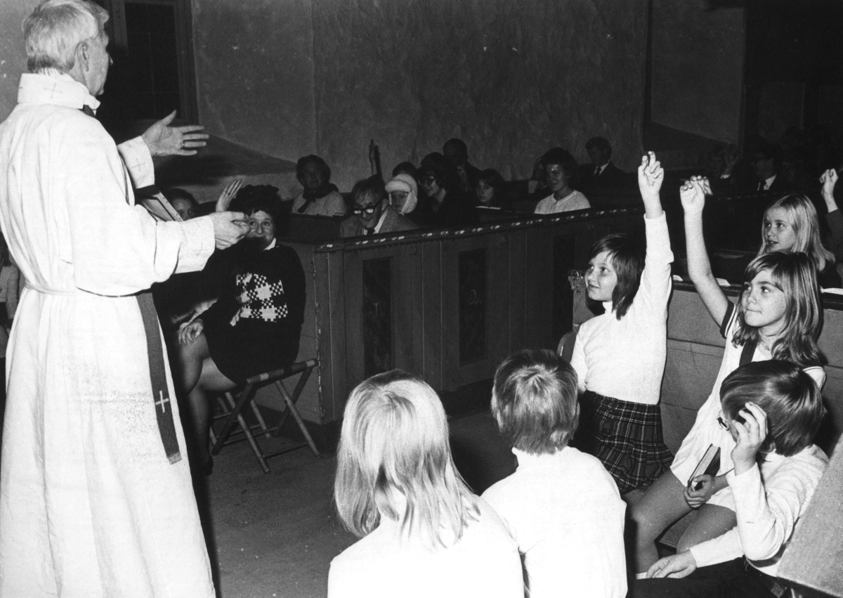 Kållereds kyrka cirka 1970.
Okänd präst, organist Eva Karlsson sitter på en fällstol. Till höger i sjömansklänning sitter Jeanette Månsson (född 1964).