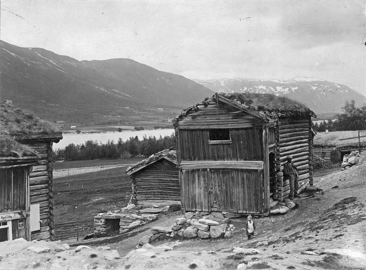 Repro: Gardstun, hus, fjøs, Øygarden slik den stod i Skjåk 1918. 