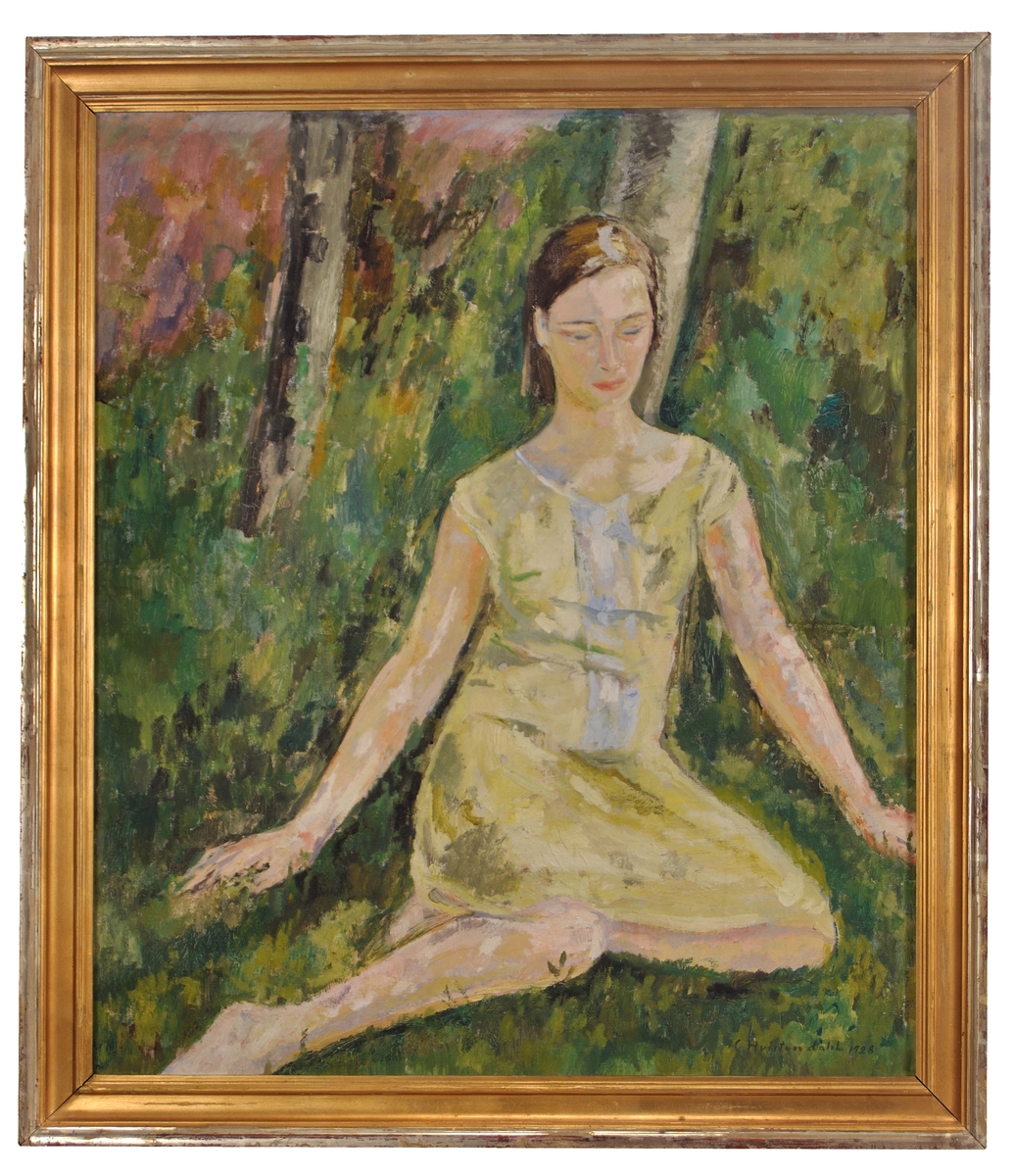 Oljemålning av Carsten Hvistendahl, "Eva". Flicka sitter på gröngräset, några trädstammar bakom; gul klänning.