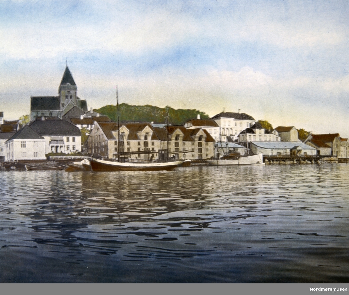 Tegning fra Nordlandet i Kristiansund, med bygninger langs havnekanten. Fra Nordmøre museums fotosamlinger.