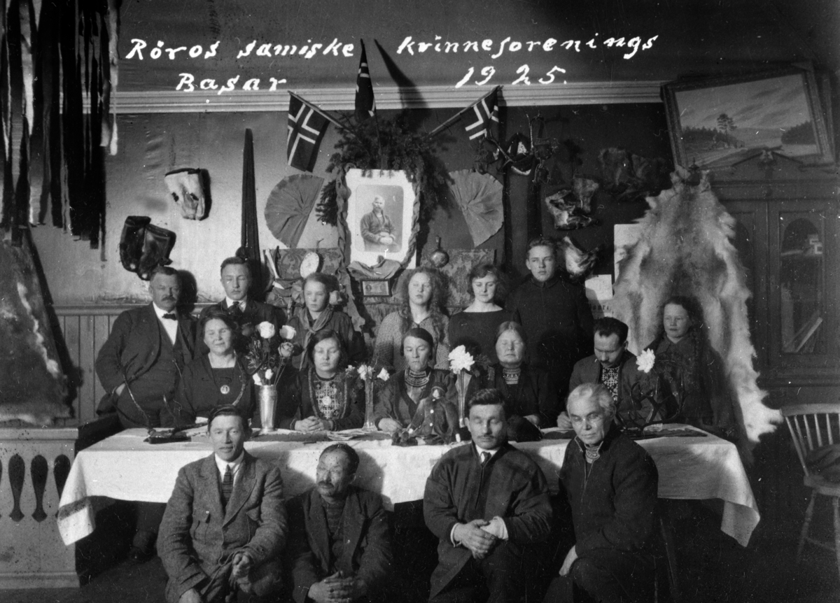 Røros samiske kvinneforenings martnasbasar i 1925 i Grønnsalen på Røros