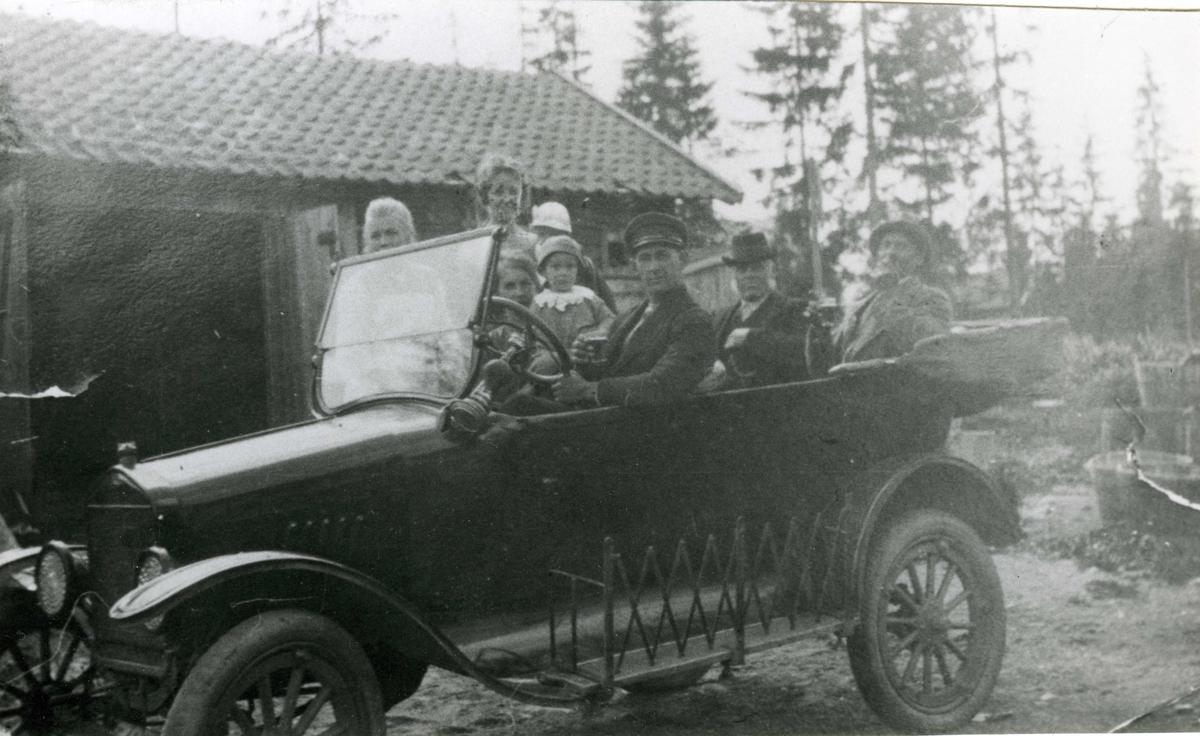 Bil med passasjerer på Skogli