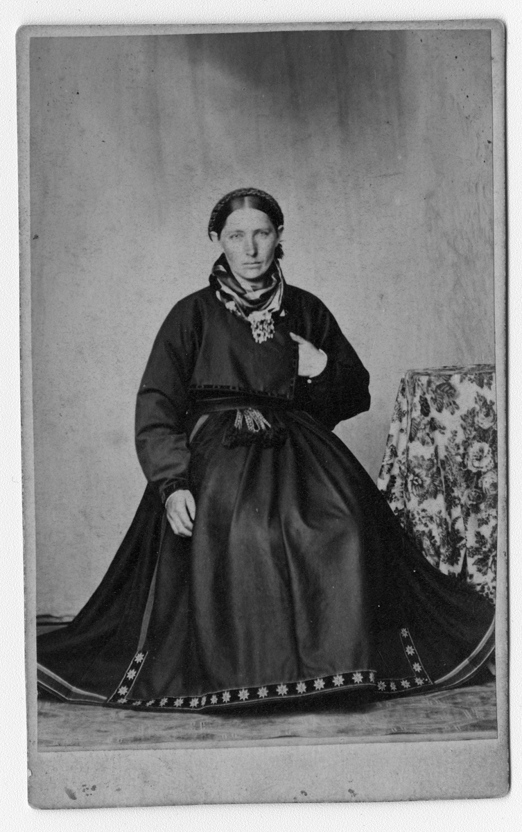 Fotosamling etter fotograf Knut Aslaksen Berdal. f. 1829 Einlaugdalen Vinje, d. 21.01.1895. Portrett av en ung kvinne i folkedrakt.