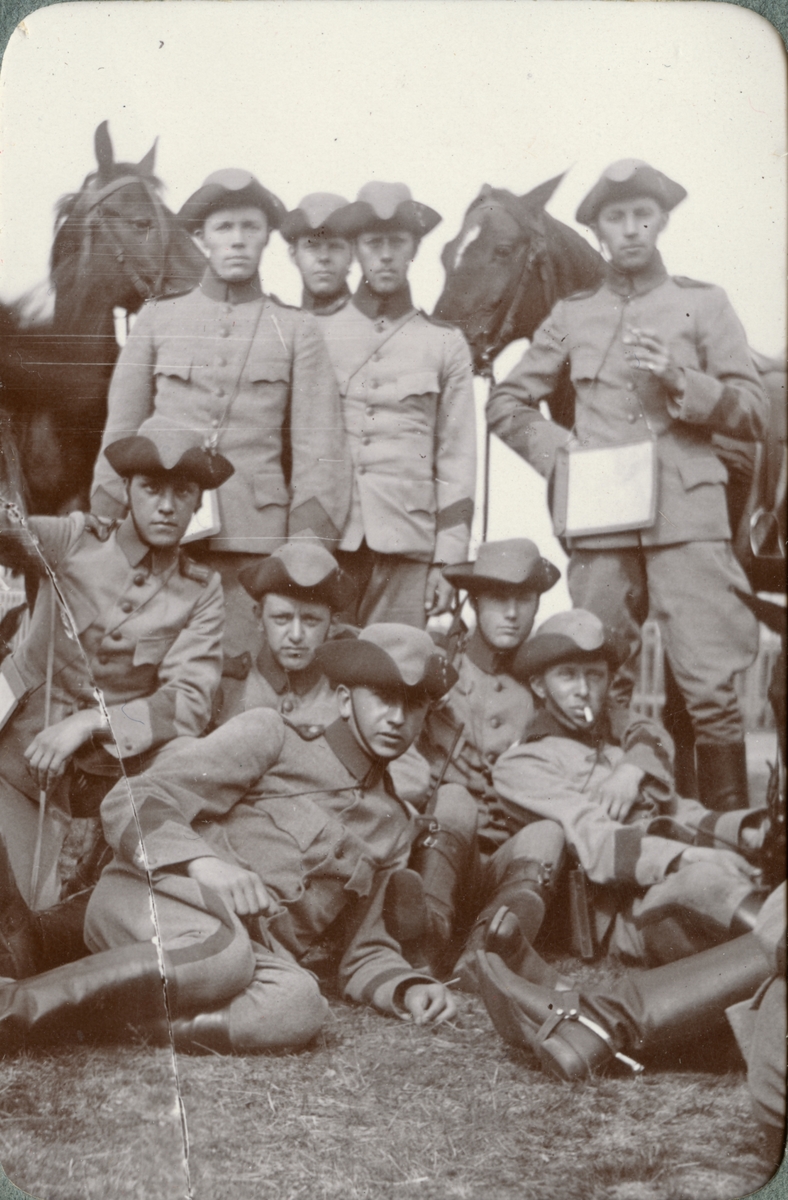 Gruppbild med soldater från Kronprinsens husarregemente K 7.