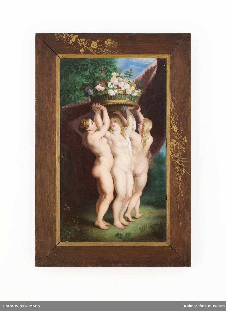 Kopia efter Rubens, De tre gracerna. Kopian målad 1884 av konstnären Christine Sundberg. Motivet föreställer tre nakna kvinnor som tillsammans lyfter en korg med blommor i en utomhusmiljö. Färgskala i brunt, grönt, blått, vitt, orange.