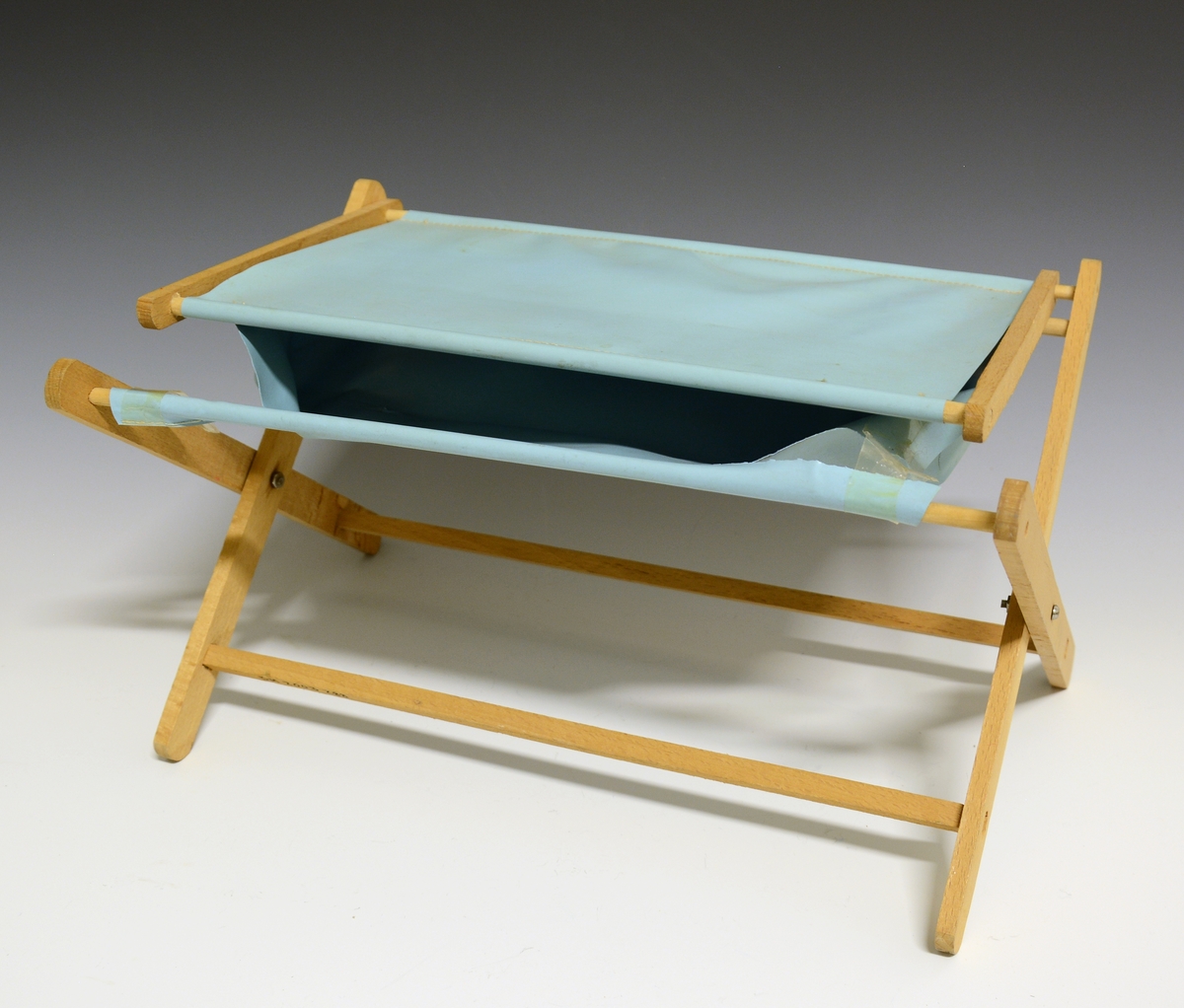 Form: Stativ av tre, badekar og stellebord i plast
