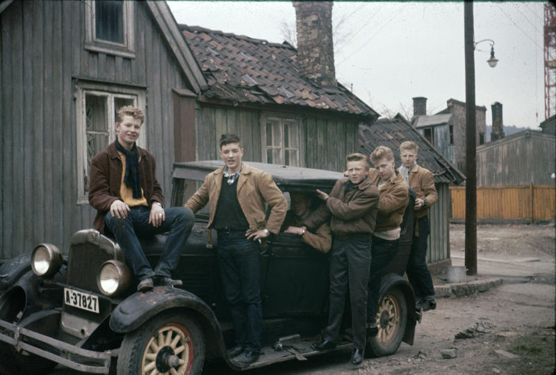 Odd Karlsen, bror til Harald M. Karlsen, var en av de første på «Haugen» som tok høyere utdanning. Her ser vi bilen som han og hans klassekamerater hadde kjøpt som russebil i 1959. Enerhaugsgjengen hjalp til for å få bilen trygt plassert. Bildet er tatt utenfor Langleiken 11. (Foto/Photo)