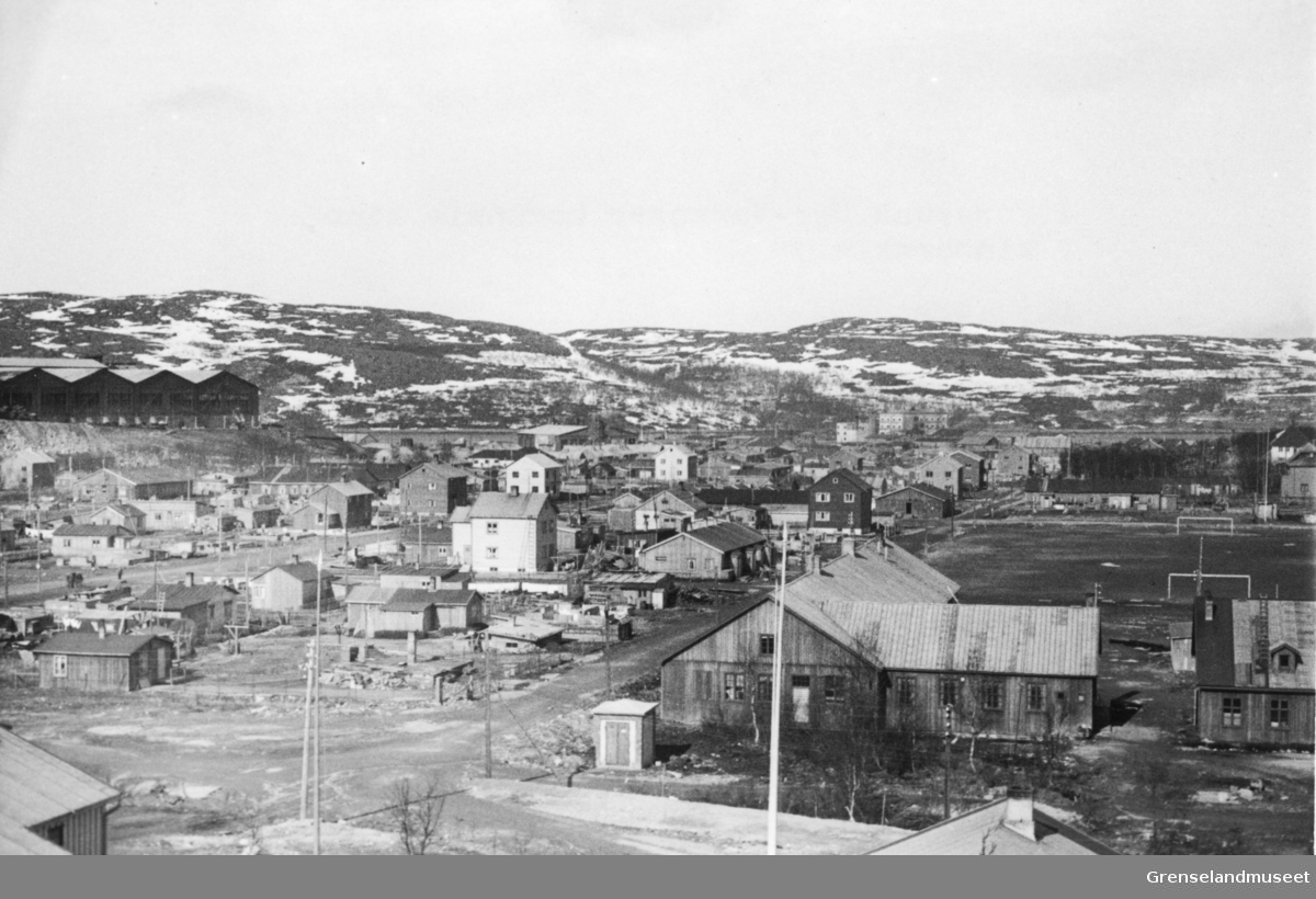 Kirkenes under gjenoppbyggingen, mai 1948. I forgrunnen ser vi den kommunale kinoen; "Kinobrakka" og fotballbanen.