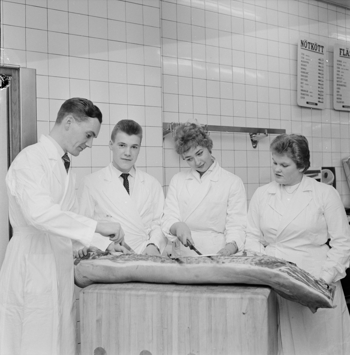 Snabbköpskurs - Bengt Rohne visar kursdeltagare hur man styckar kött, Uppsala 1959