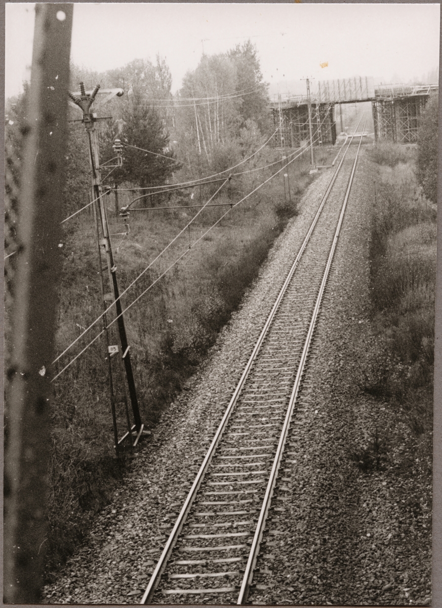 Vägbro över Örebro - Köpings Järnväg, ÖKJ vid Ålsäng rivs i oktober 1989.