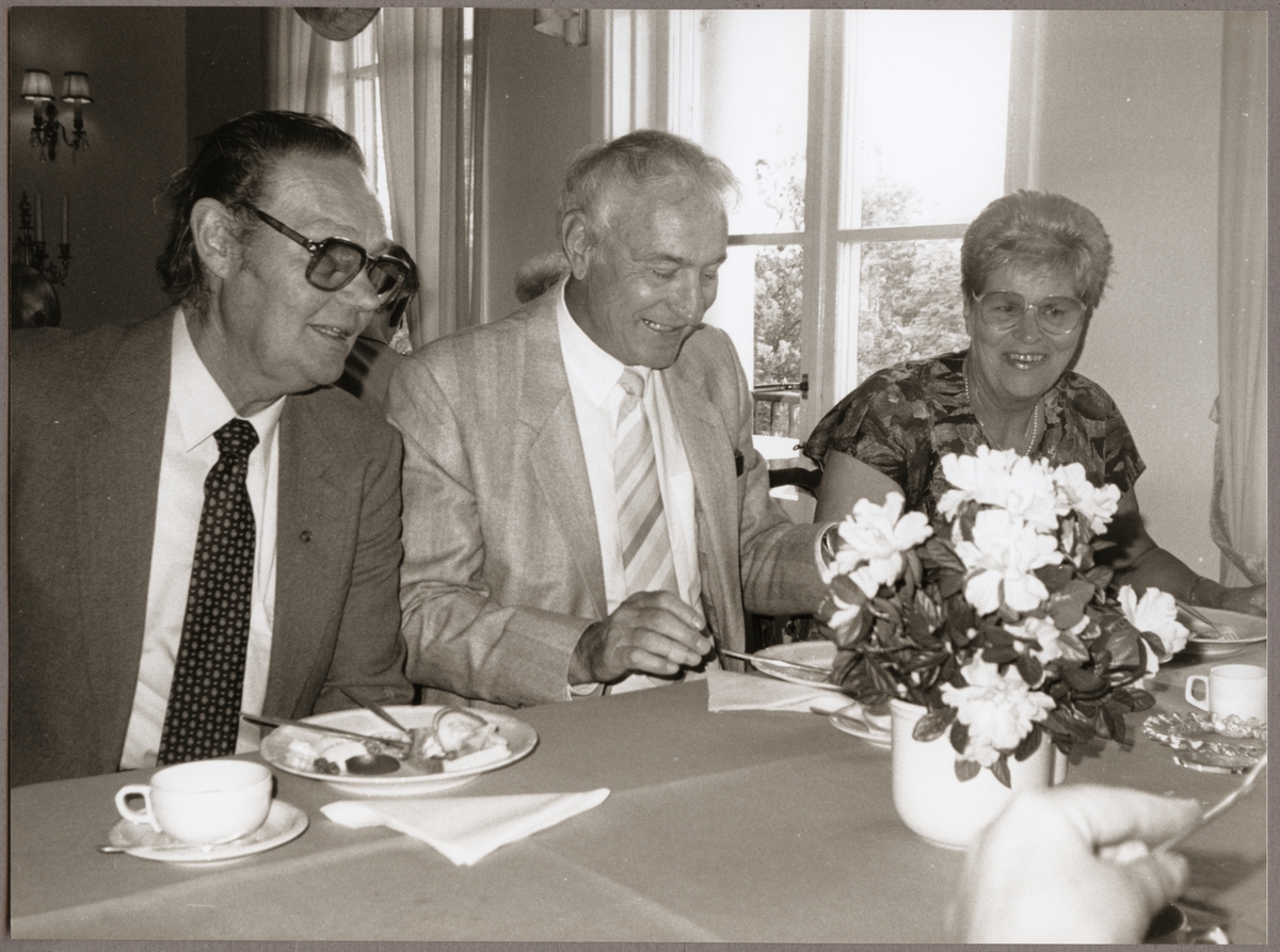 Lennart Korell till vänster, Karl-Erik och Marianne Klahr bjöds på kaffe och landgång på Bångbro Herrgård på Trafikaktiebolaget Grängesberg - Oxelösunds Järnvägar, TGOJ-dagen 1990.