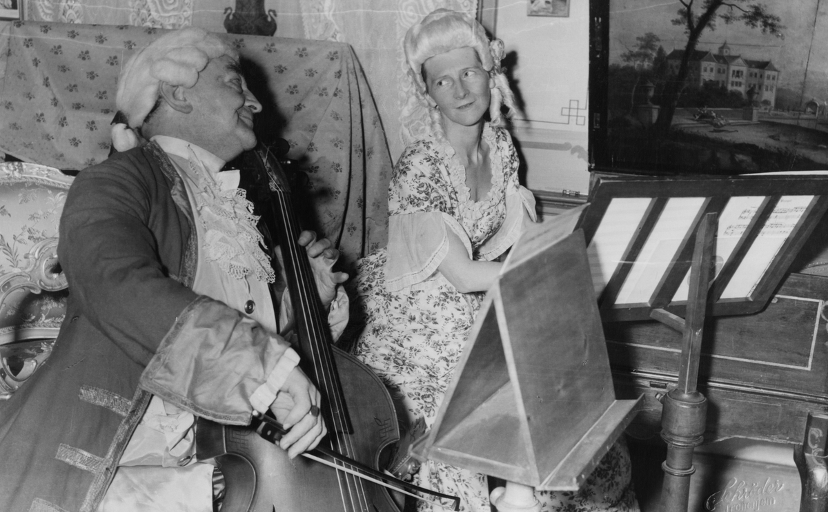 Mozartaften i forbindelse med museets 5-års jubileum, i regi av Reidun Aune. Reidun Aune sitter ved den franske cembaloen. Bildet er tatt i Mozartsalen.
