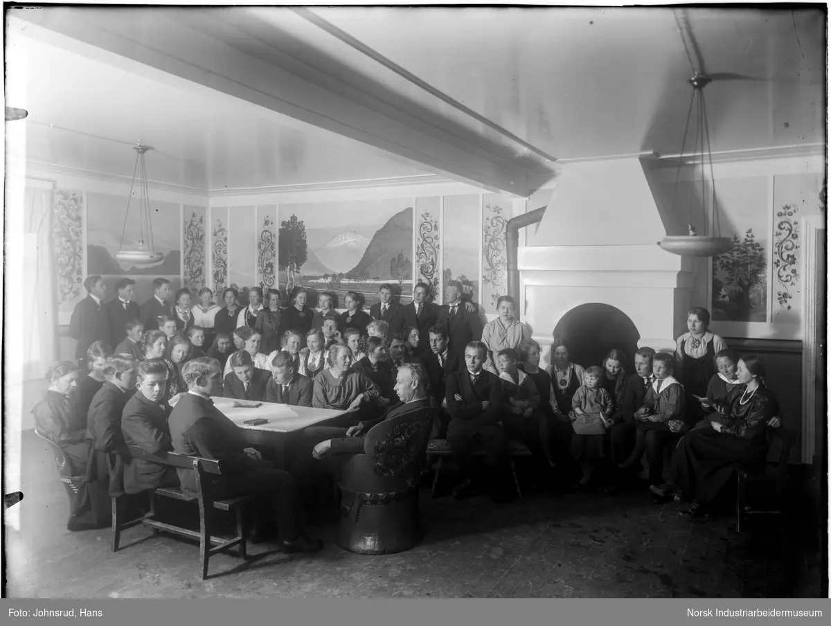 Sagavoll Ungdomskole - 1920- 1921 
Elever og lærere sammlet i peisestuen