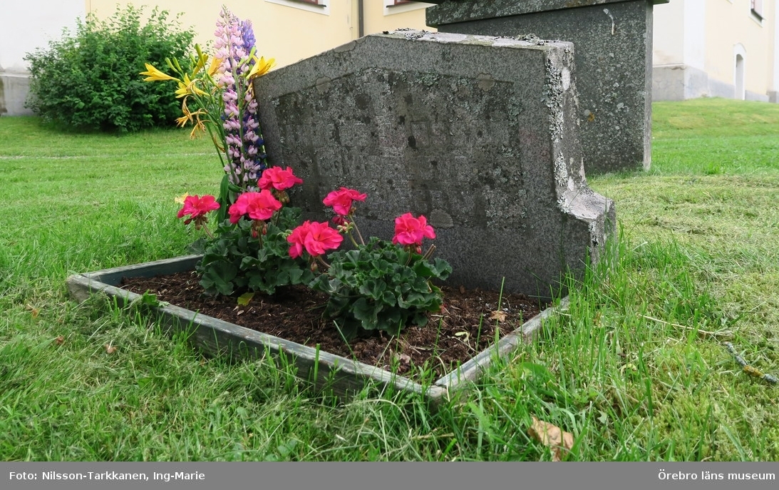 Ervalla kyrkogård Inventering av kulturhistoriskt värdefulla gravvårdar 2015, Kvarter 11.