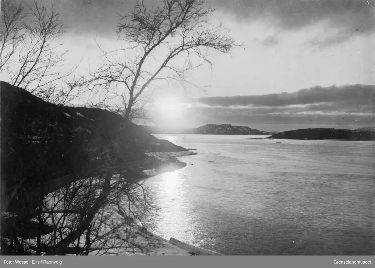 Midnattsol over Bøkfjorden sett fra Soldatbukta, 9. juni 1902.