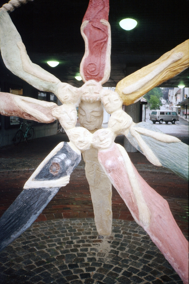 Skulpturen forestiller et hjul bestående av menneskefigurer.