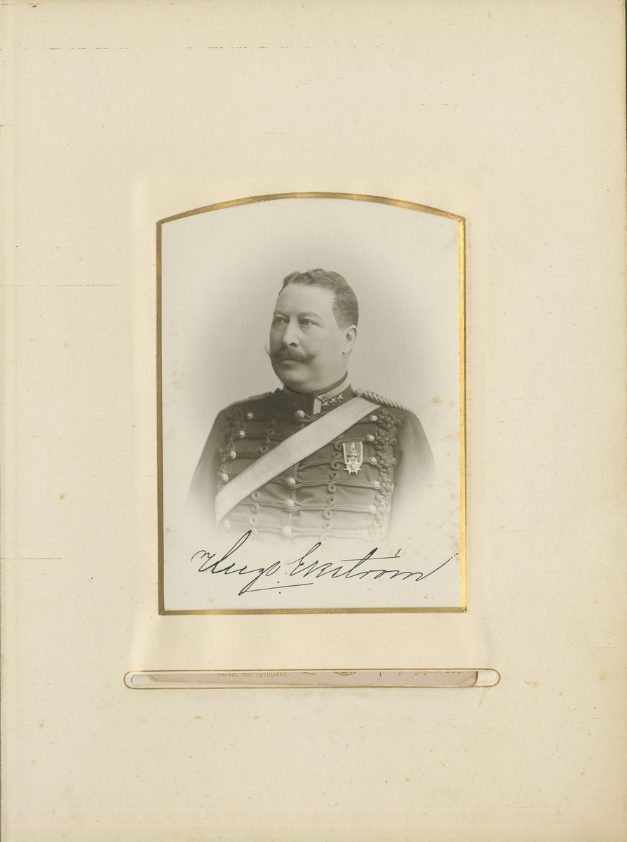 Porträtt av Hugo Gustaf Theodor Ekström, överste vid Upplands artilleriregemente A 5.

Se även bild AMA.0001025, AMA.0001026 och AMA.0002033.