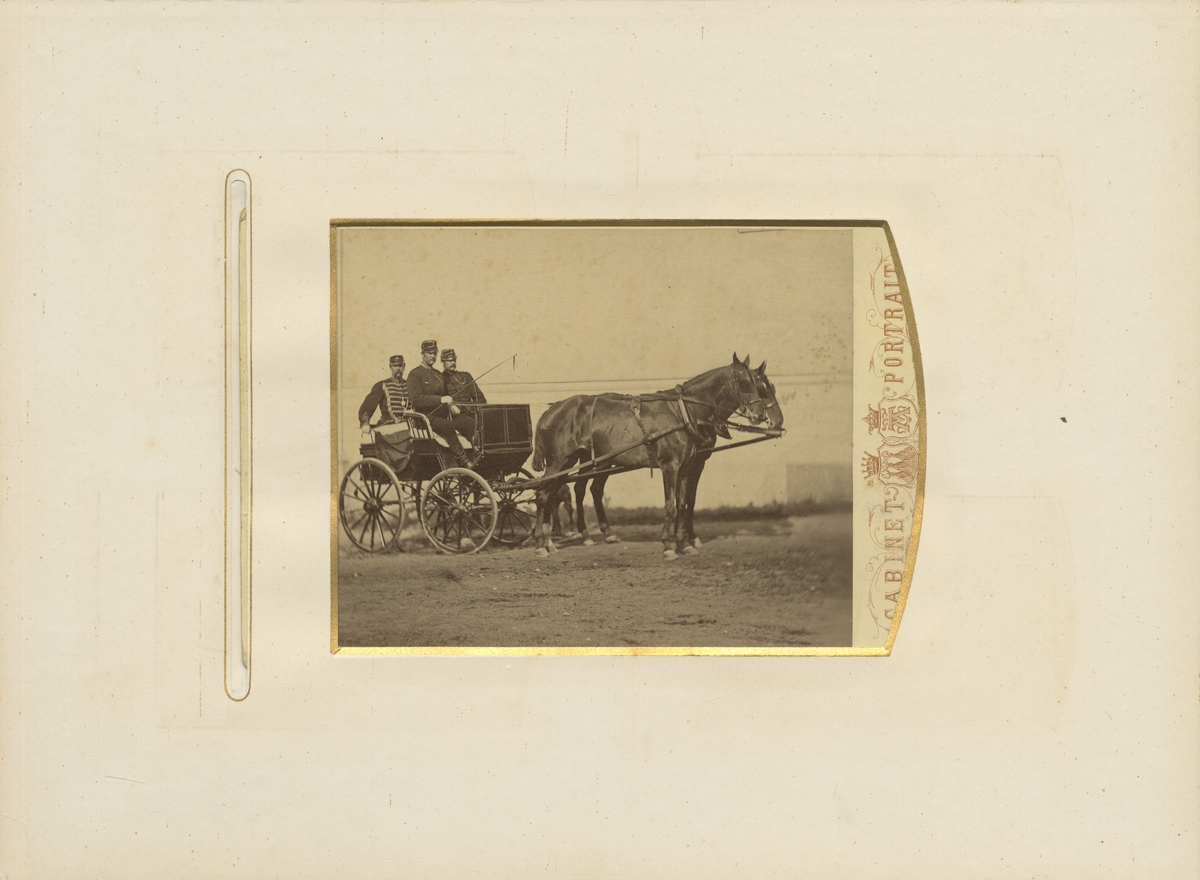 Tre officerare åker häst med vagn.