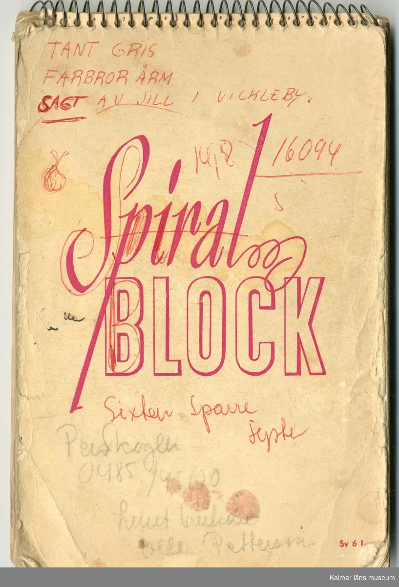 KLM 46157:490. Skissblock, papper, färg. Skissblock med vita papperssidor och omslag i naturvitt papper med texten "SpiralBLOCK" i rosa. Innehåller anteckningar och skisser, gjorda av Raine Navin. Se foto för exempel.