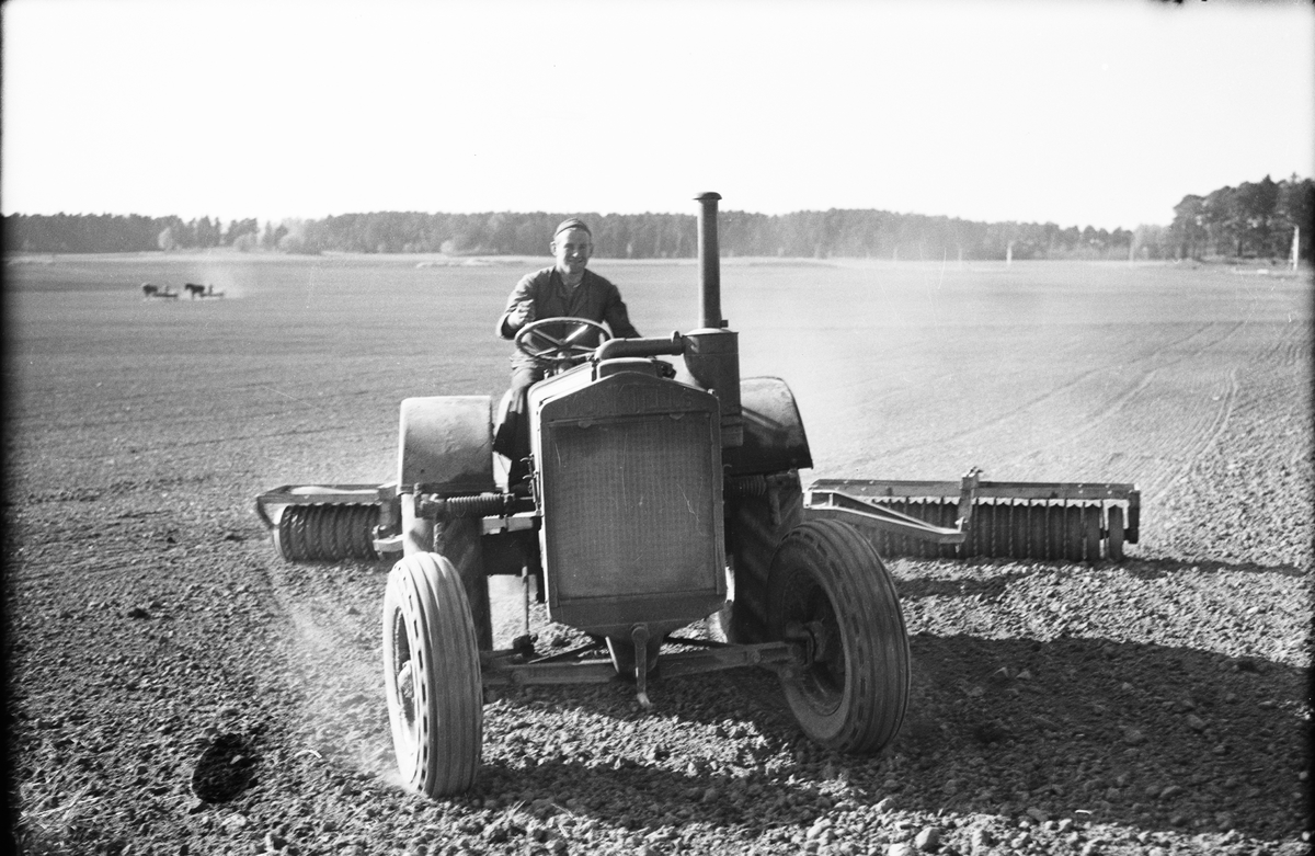 Vårbruk, traktor, Lantbrukshögskolan, Ultuna, Uppsala 1947