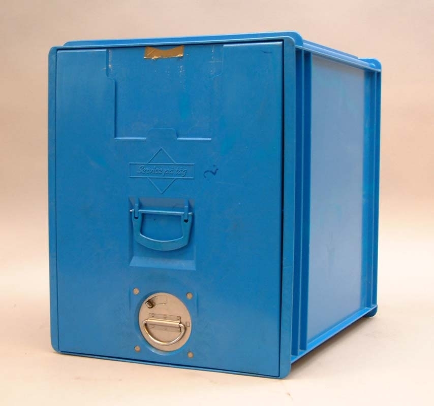 "Service på tåg". Låda av blå plast med frontlucka som kan fällas upp och skjutas
in i överkant. Hållare för adresslapp på frontluckan (bxh 152x72 mm). 
Luckan låses med ett vred av metall i nederkanten. Vid låset finns även möjlighet att
sätta hänglås eller plomb.
Lådan har 5 skenor på vardera sida invändigt för antingen brickor, 2 större lådor eller som i det här fallet, 3 mindre lådor. Bärhandtag i plast på ovansidan. Detta gick dock ofta sönder och har bytts ut till ett i metall på många andra boxar.
Boxen innehåller 3 lådor i ljusblå plast. (lxbxh 394x276x80) Alla märkta med "Service på tåg". Lådorna har för övrigt en liten etiketthållare frampå.

Se även 15333:1 som är en likadan box, fast med 2 större lådor och från TR.
