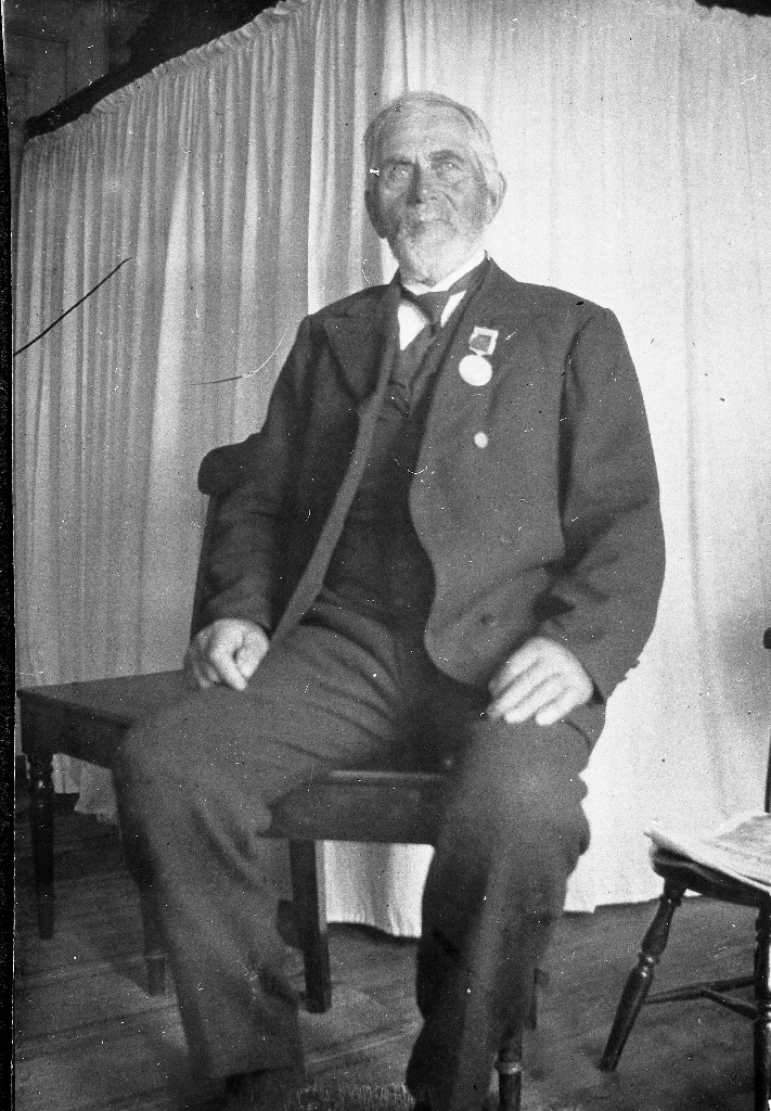 Eivind E. Tjensvoll (1844 - 1931) med medaljen han fekk på verdsutstillinga i 1914. Han fekk medaljen som prisdomar for Norsk Rødt Fe.