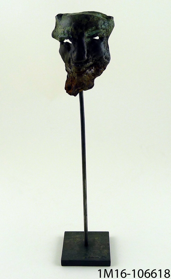 Skulptur av J-O Hilmersson.
Föreställande ett huvud på järnpelare och järnfot.
Foten har markeringen - 93.