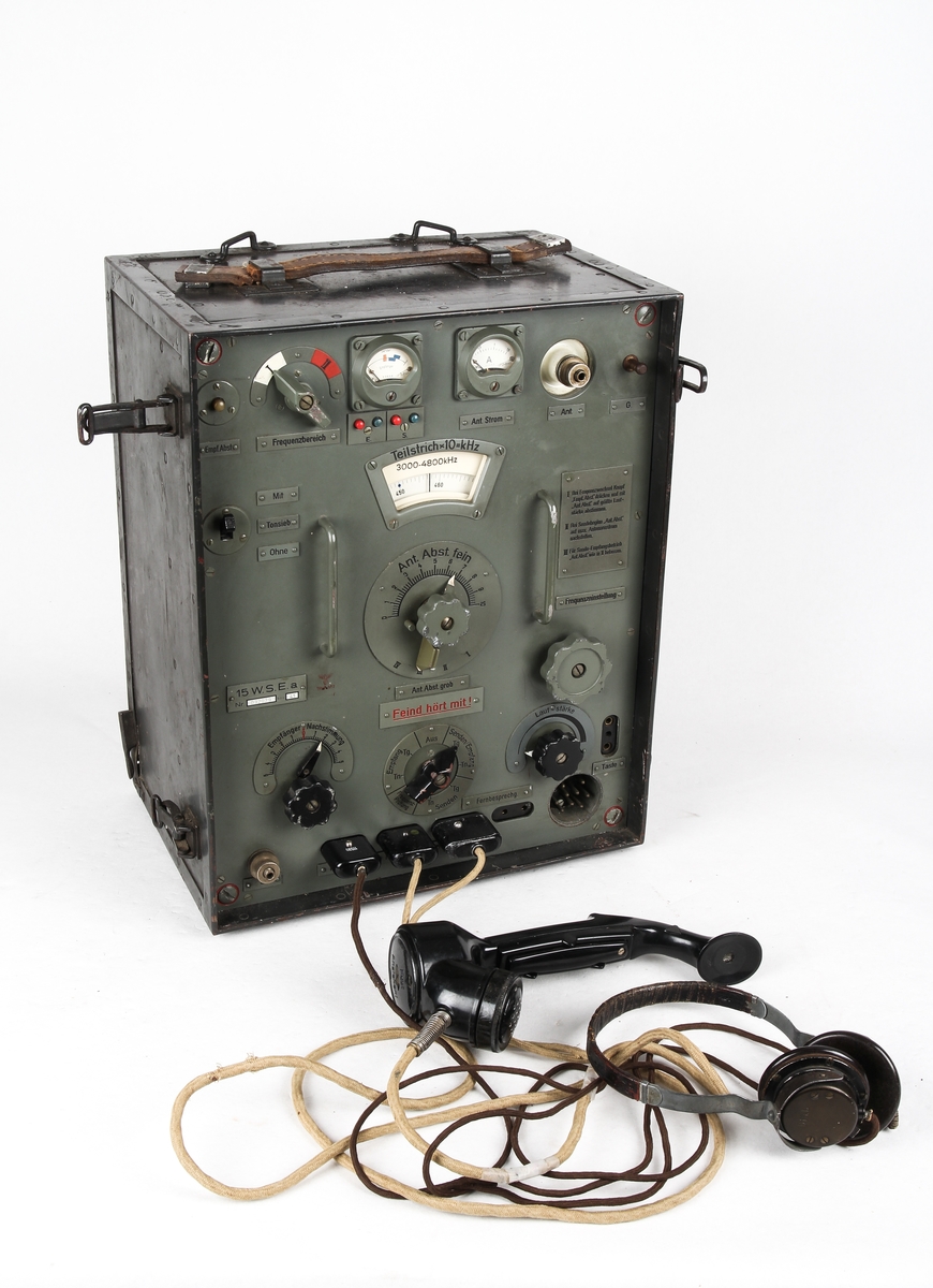 Radiosender med tilhørende øretelefoner og telefonrør.