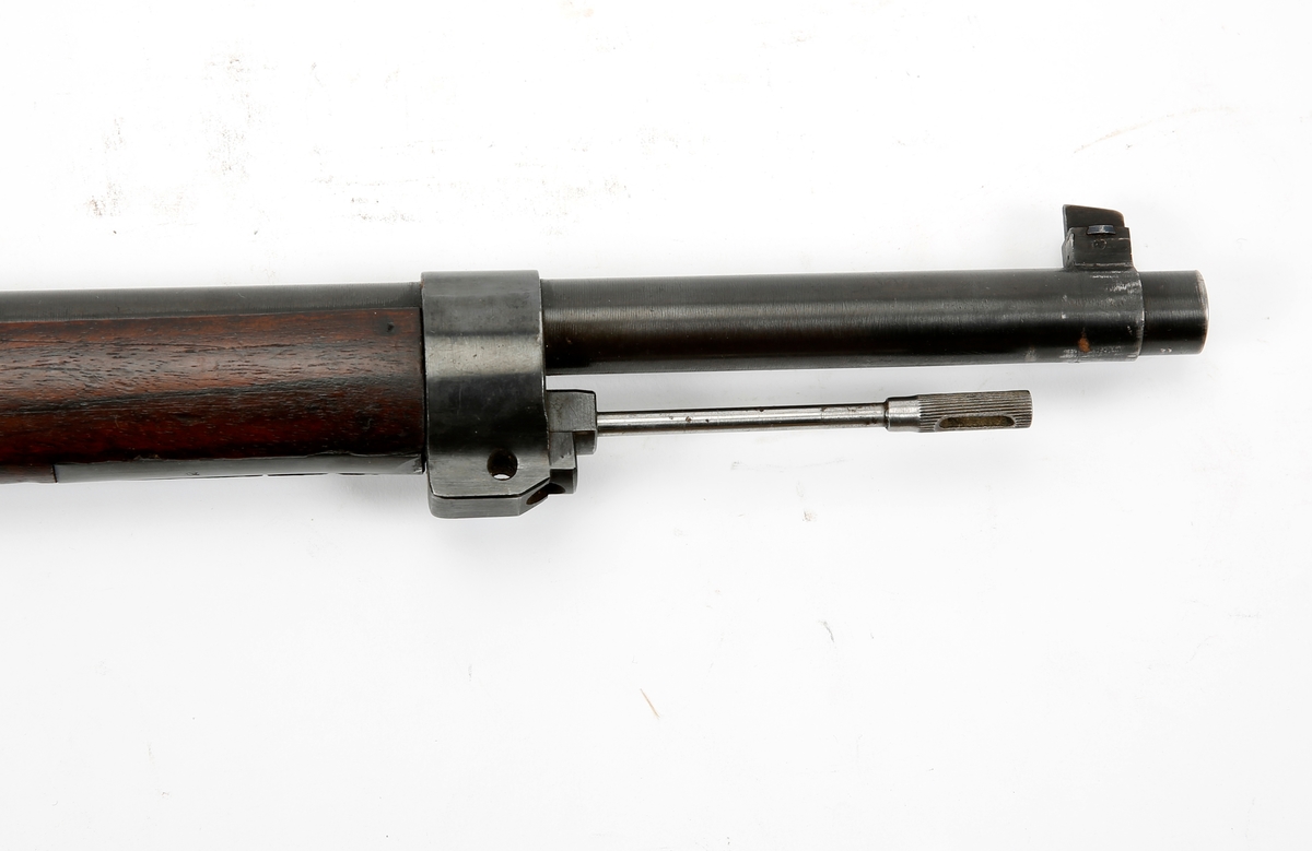 Svensk Mauser M/1896 rifle. Produsert av Husqvarna Vapenfabrik på lisens fra Mauser i Tyskland i årene 1942–1944. Kaliber 6,5 x 55 mm. Plombert