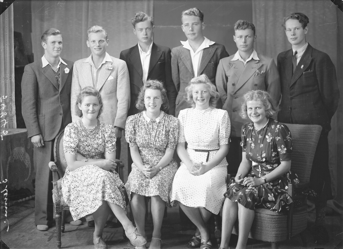 Portrett.  Gruppe på ti. Seks unge menn i dress. Fire unge kvinner i kortermede sommerkjoler. Bestilt av Arne Brathole. Tredje gym.