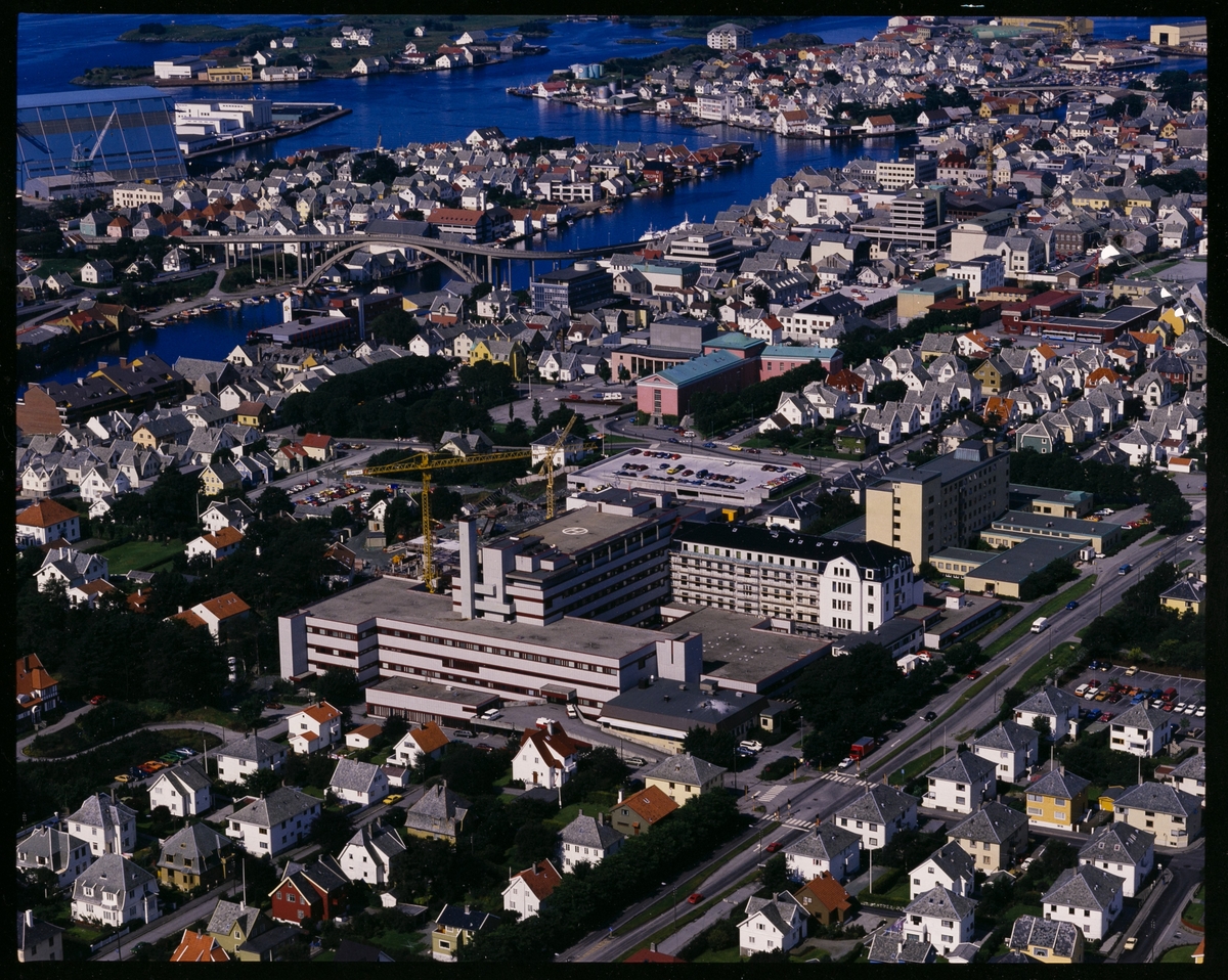 Flyfoto av Haugesund sykehus.
