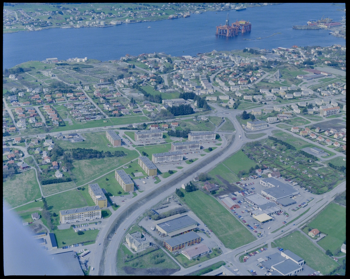 Flyfoto av ny boligbebyggelse rundt Austmannavegen, mellom Rossabø og Sakkastad i Haugesund.