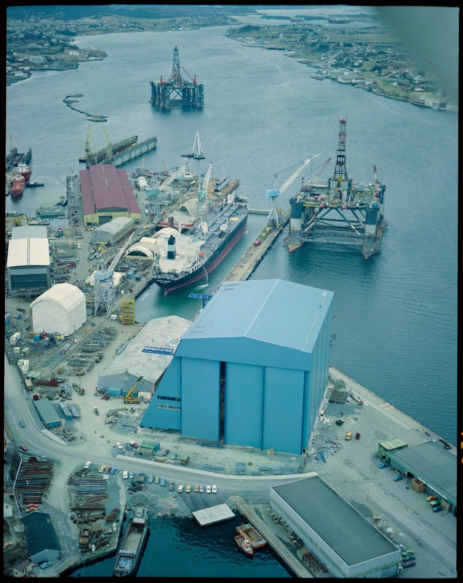 Haugesund Mekaniske Verksted med et av Phillips Petroleums' tankskip i tørrdokk og riggen "Ocean Liberator" utenfor.