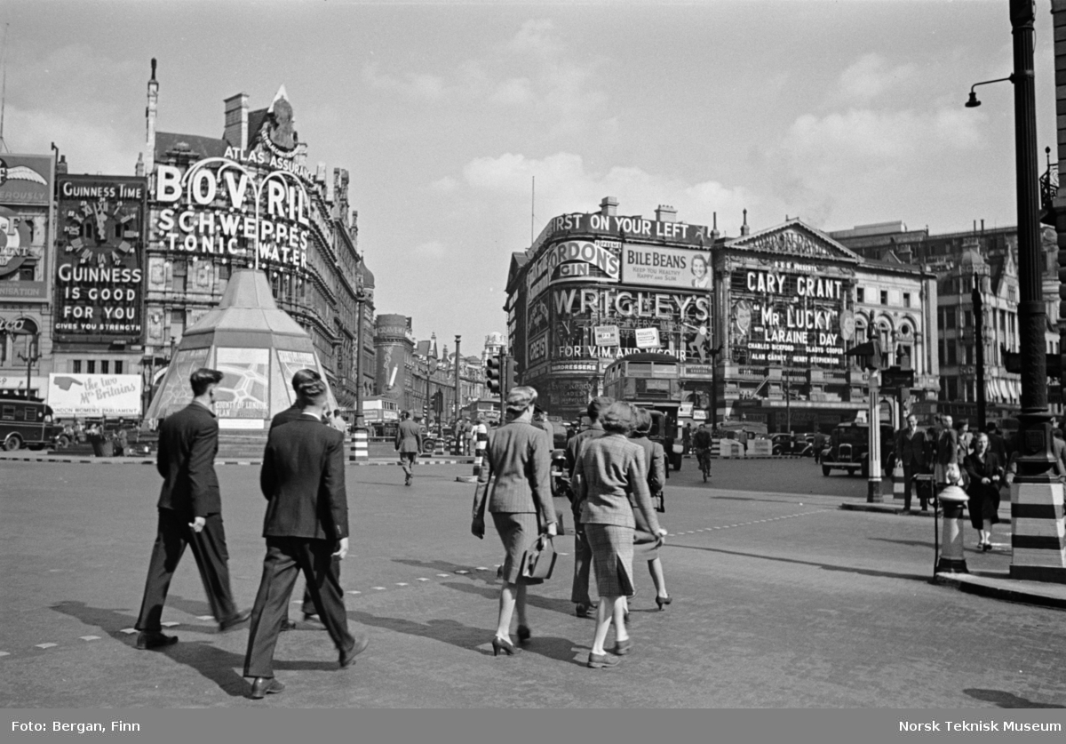Gateparti kryss bygninger med reklame fotgjengere Picadelli London