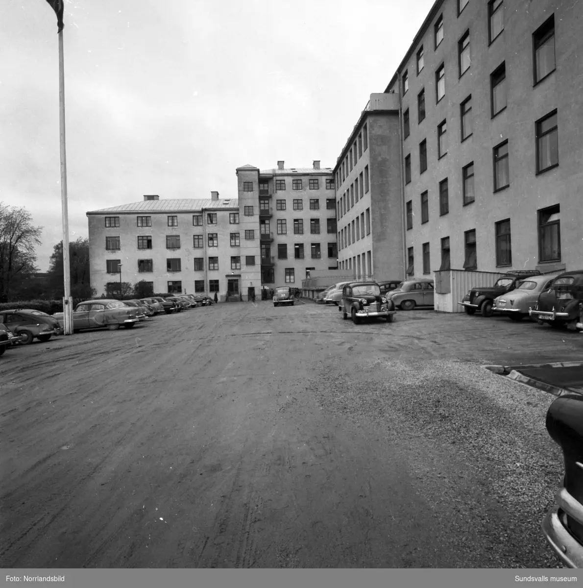 Sundsvalls lasarett på Norrmalm, senare kommunhus. Exteriörbilder från olika håll.