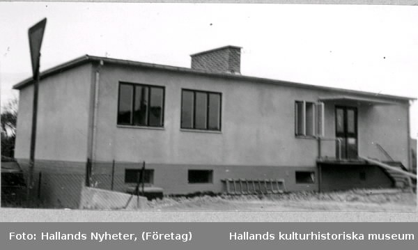 Kooperativas Charkuterifabrik, entréfasaden. Byggnaden har fönsterförsedd källare, en bred tegelskorsten mitt på taketoch 2-3-luftsfönster.

Tillhör samlingen med fotokopior från Hallands Nyheter som är från 1930- 1940-talen.