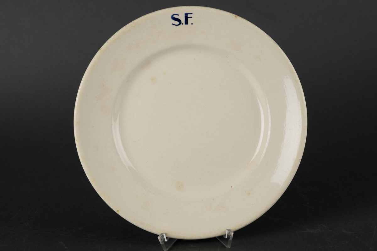 Hvit tallerken med påskriften "S.F."
