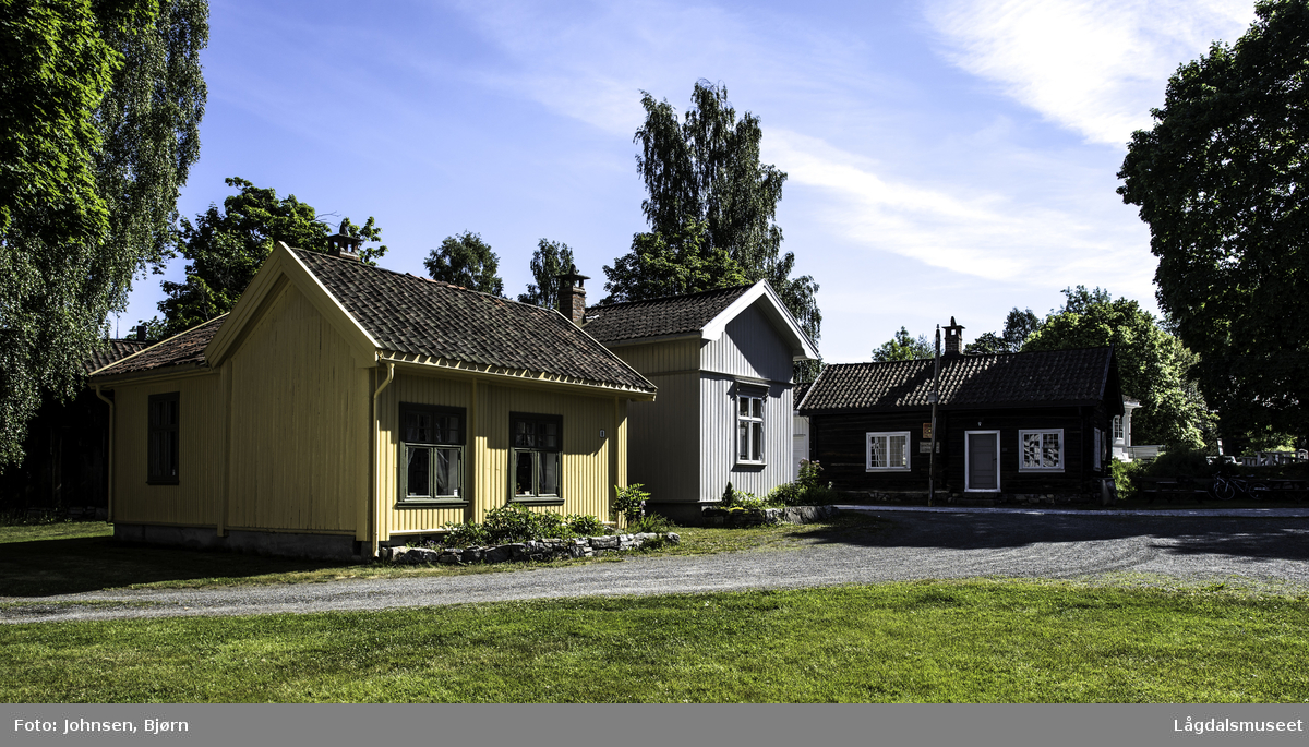 Gamle Gomsrudvei 6. Bolighuset fra Gamlegrenda ble oppført på 1700-tallet og omgjort til sveitserstil i 1880-årene.