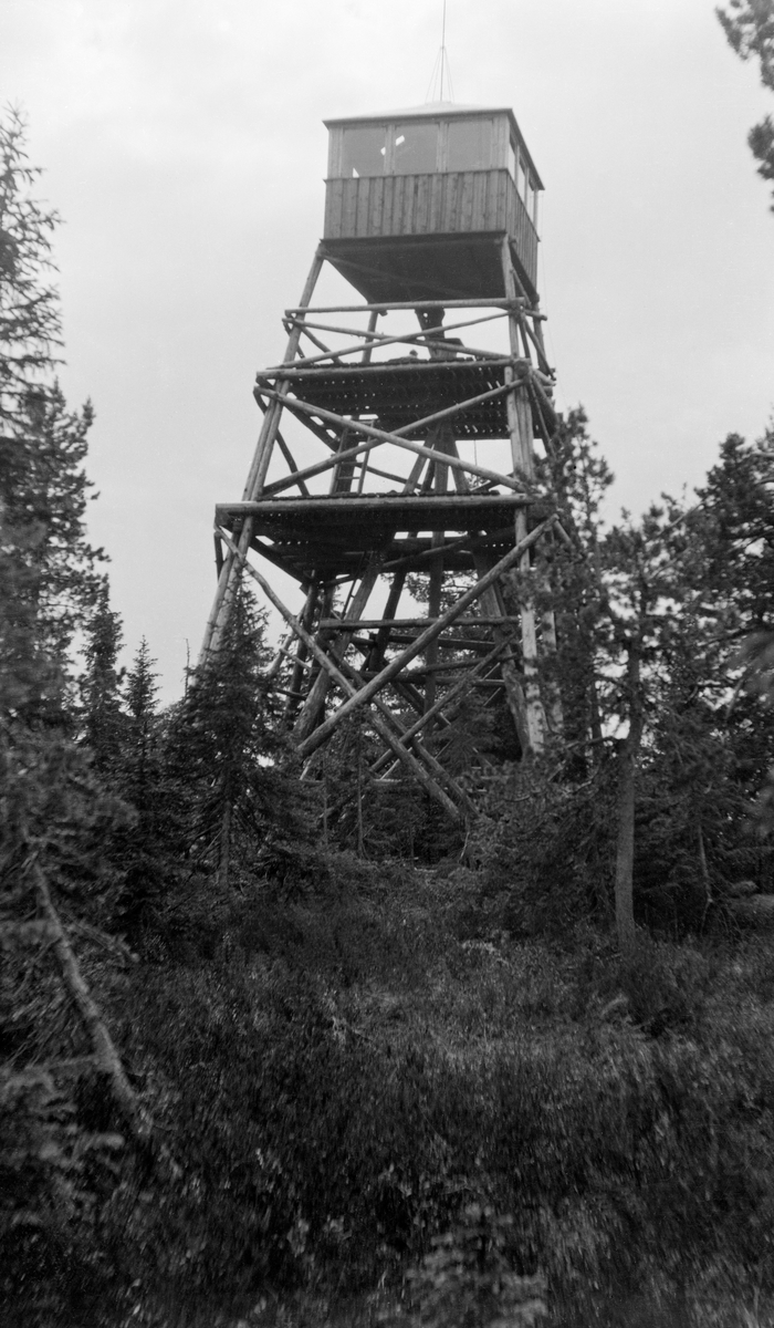 Tårnet på Skjennungsåsen skogbrannvaktstasjon i Nordmarka utenfor Oslo.  Brannvaktstasjonen her skal ha vært etablert i samarbeid mellom skogeierne Løvenskiold og Oslo kommune i 1930.  Tårnet på fotografiet ble bygd i 1932 med støtte fra forsikringsselskapet Skogbrand. 

Tårnet er en åpen stolpekonstruksjon.  Det har noenlunde kvadratisk grunnplan.  Hjørnestolpene skrår bratt mot hverandre og er avstivet med krysslagte stokker i tre nivåer på alle fire sider.  Mellom hvert nivå er det innlagt plattinger med golv og stigeforbindelse videre oppover mot luka i golvet på utkikkshytta.  Hytta er utført i bordkledd bindingsverk og har sammenhengde vindusrekker i alle himmelretninger under pyramidetaket.  På toppen av taket er det montert en lynavleder.  Tårnet står på et berg omgitt av spredt barskog. 