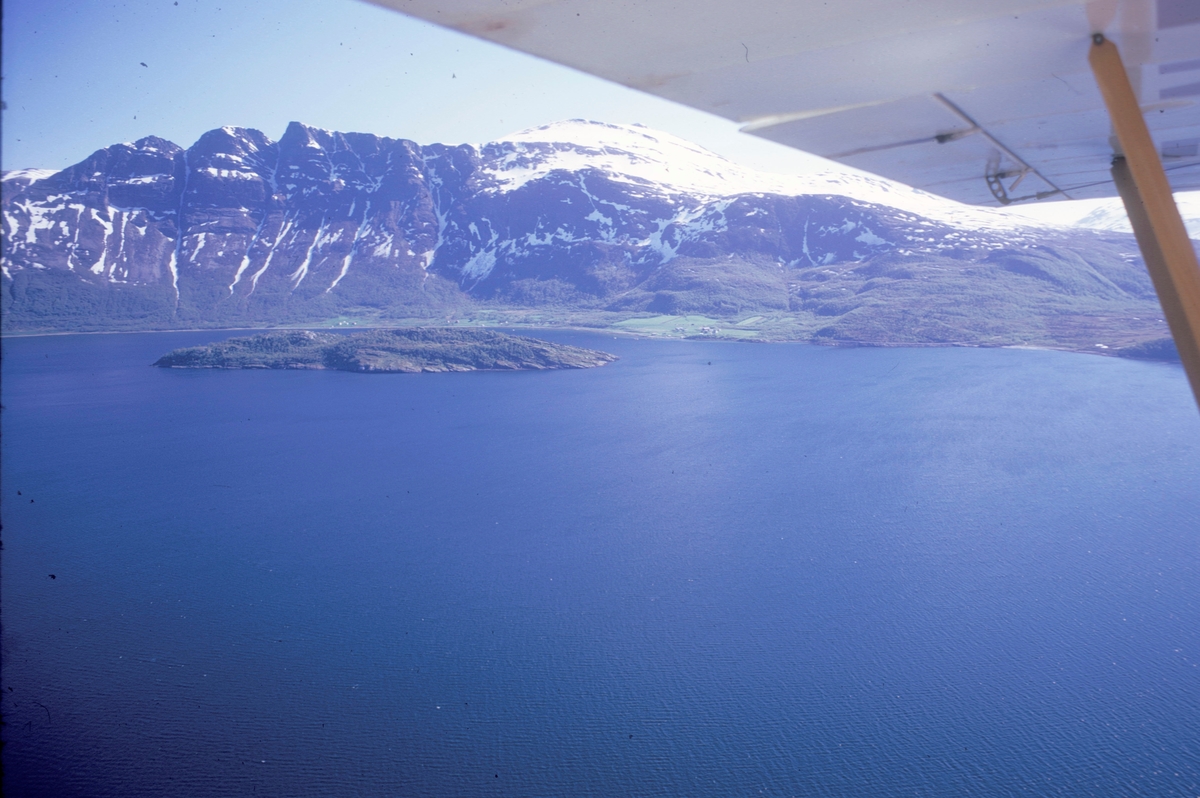 Flyfoto fra et ukjent sted. Sannsynligvis i nord-Norge. Bildet kan være tatt under reisen til Danmark. Christian Andersens kollega, Einar Brun, fløy eget sjøfly.