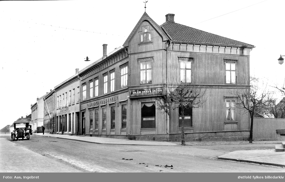 Landmandsbanken i Glengsgata i Sarpsborg 1927. Tidligere Michael Lunds gård med butikk. Til venstre for denne Herman Slorers jernvareforretning.