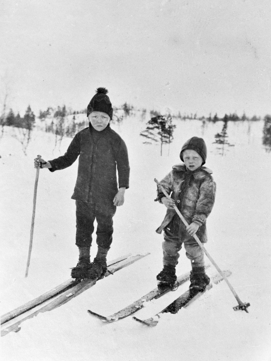 To gutter på ski på fjellet.
