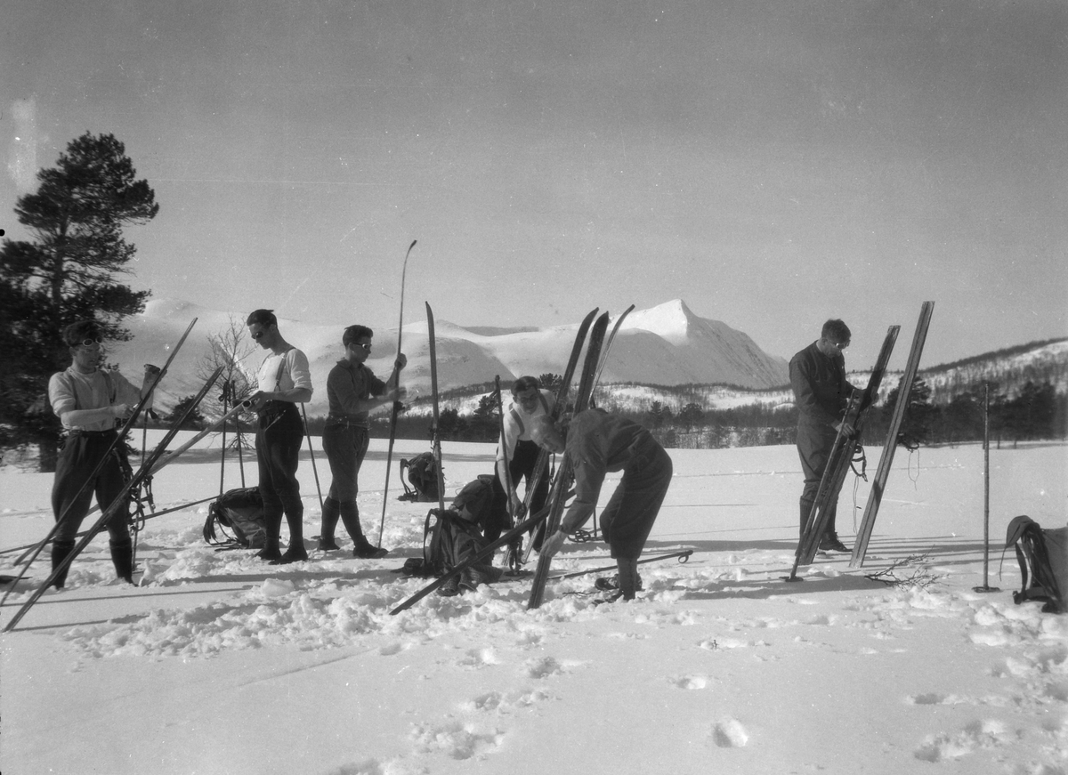 Smøring av ski i Gjevilvassdalen.