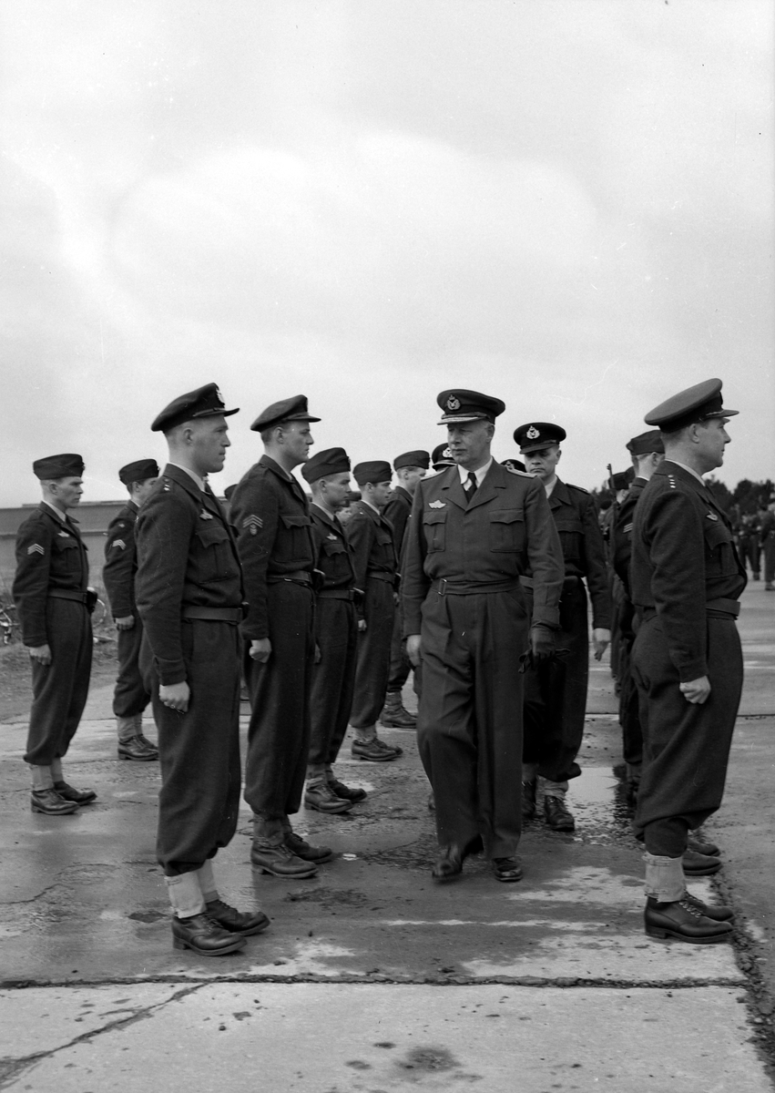 Flysoldater paraderer for general Finn Lambrechts