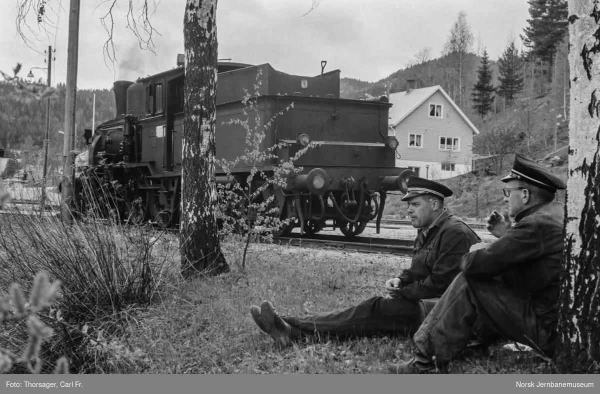 Personalet på damplomotiv type 21b nr. 252 tar seg en pause under oppholdet på Rødberg stasjon.